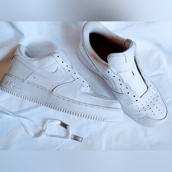 White NIKE AIR FORCE 1s size 9.5 mens - Picture 4 of 7